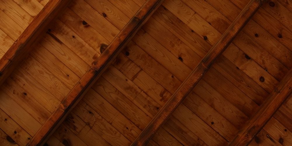 Clear wooden ceiling with exposed decorative beams