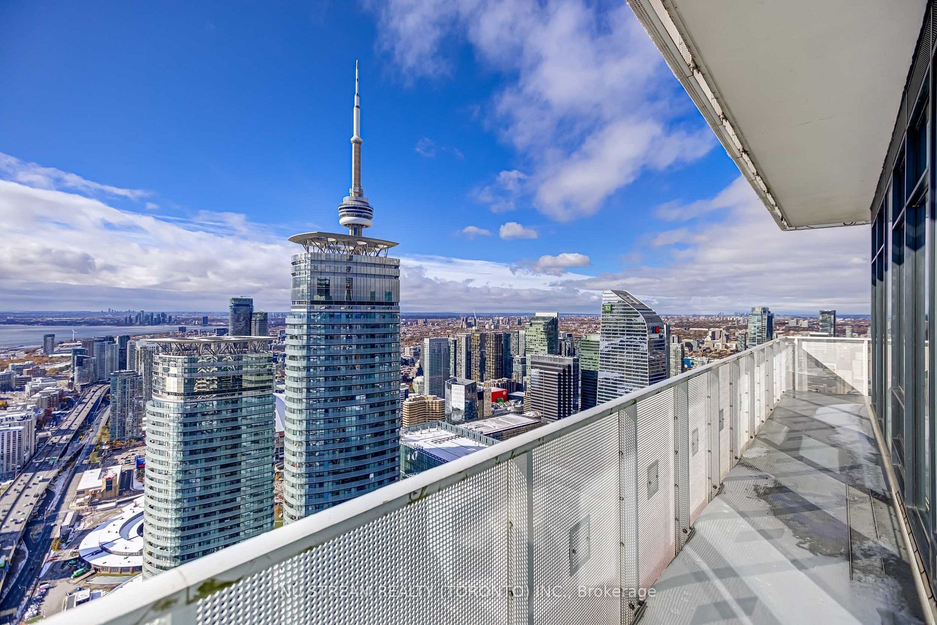 ICONIC LIVING AT 100 HARBOUR ST