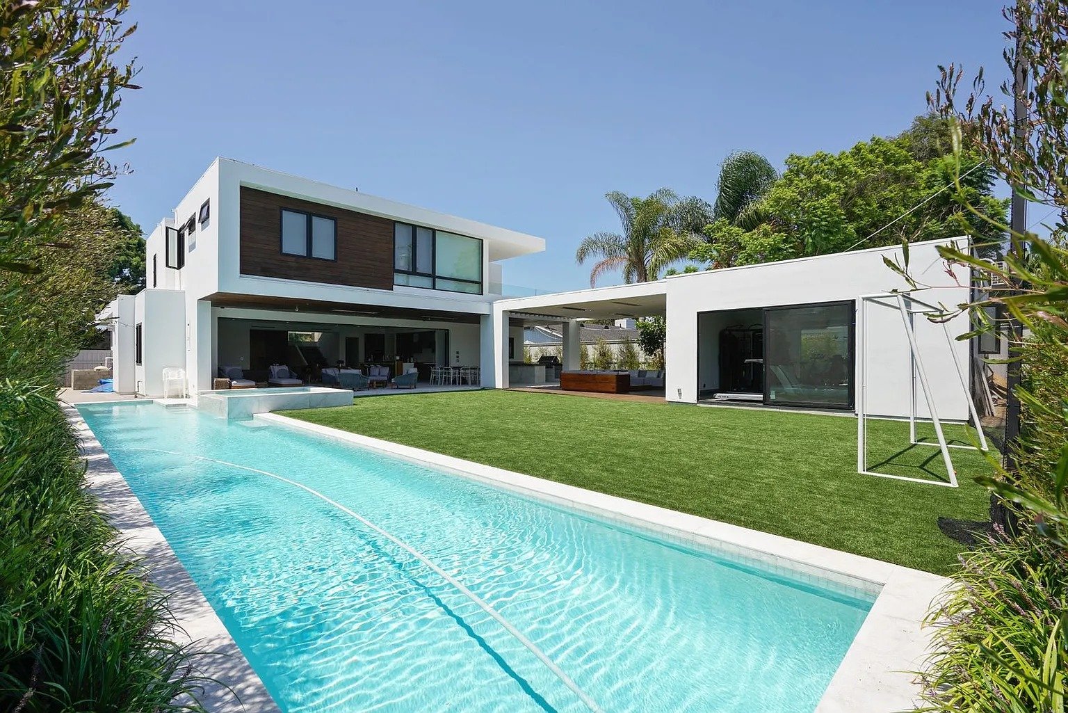 551 Country Club Ln