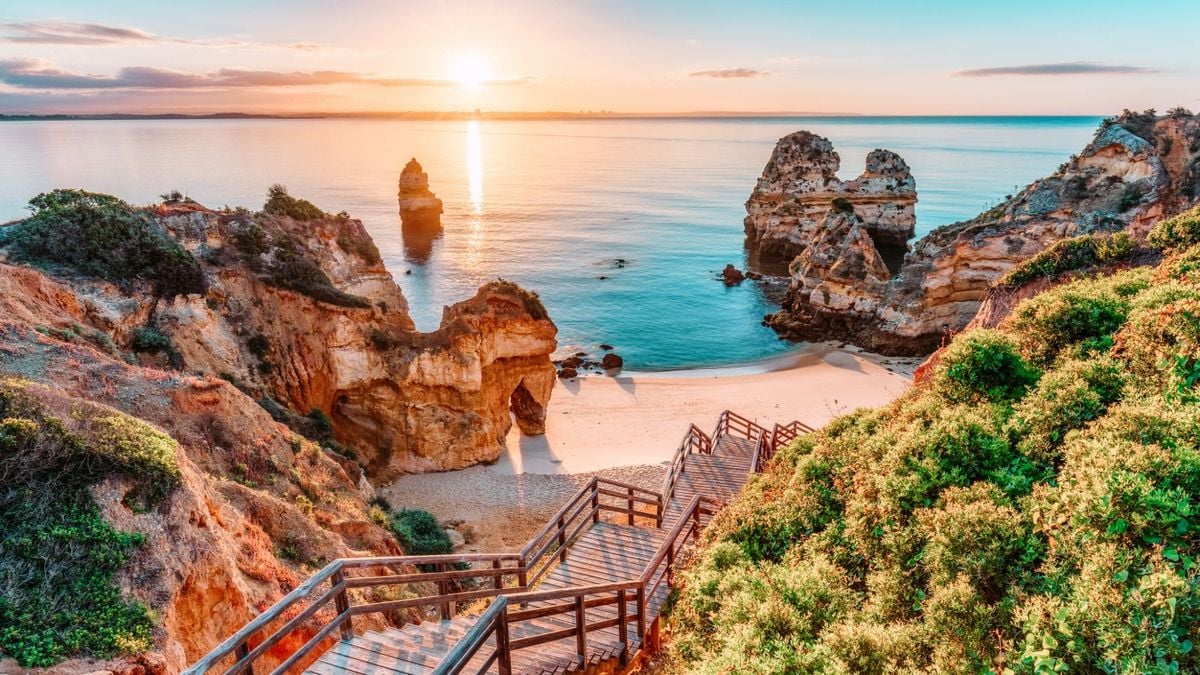 A Coastal Canvas in Lavra: 