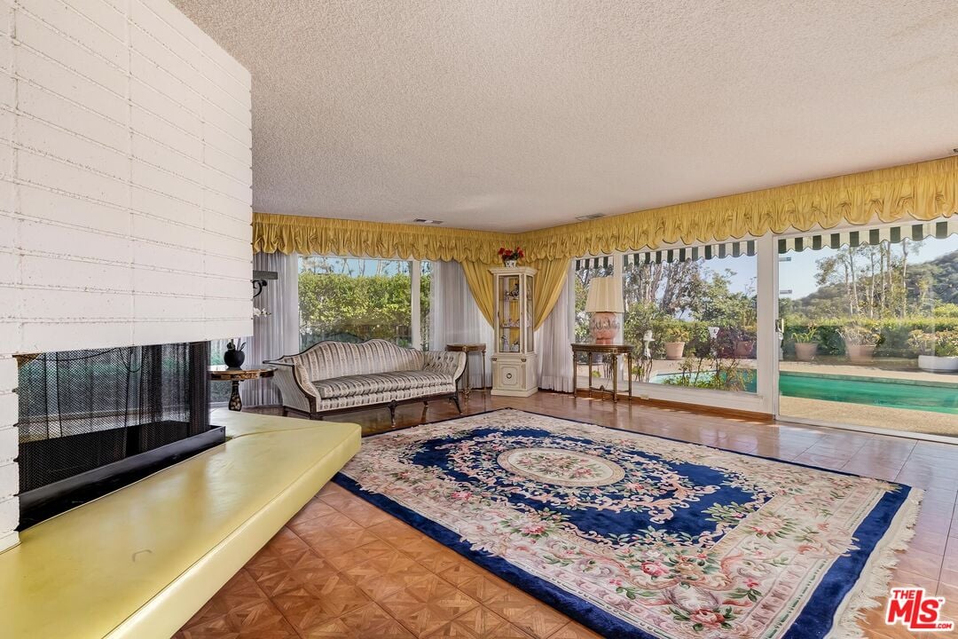 2296 Betty Ln