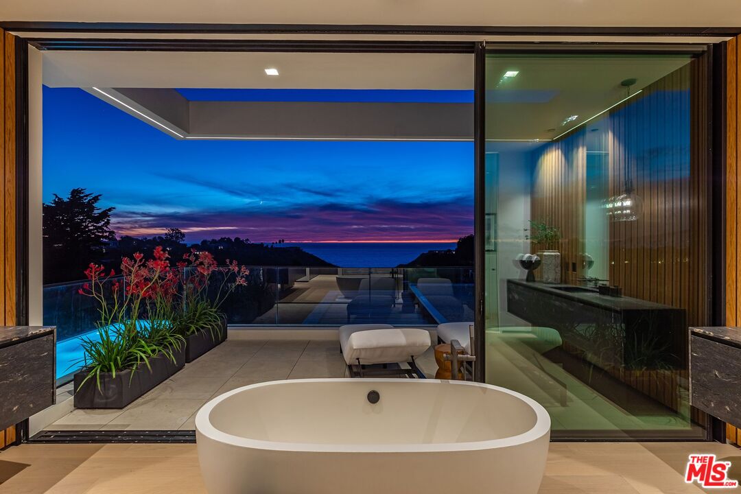 Skyreach Manor, Dume Dr, 90265