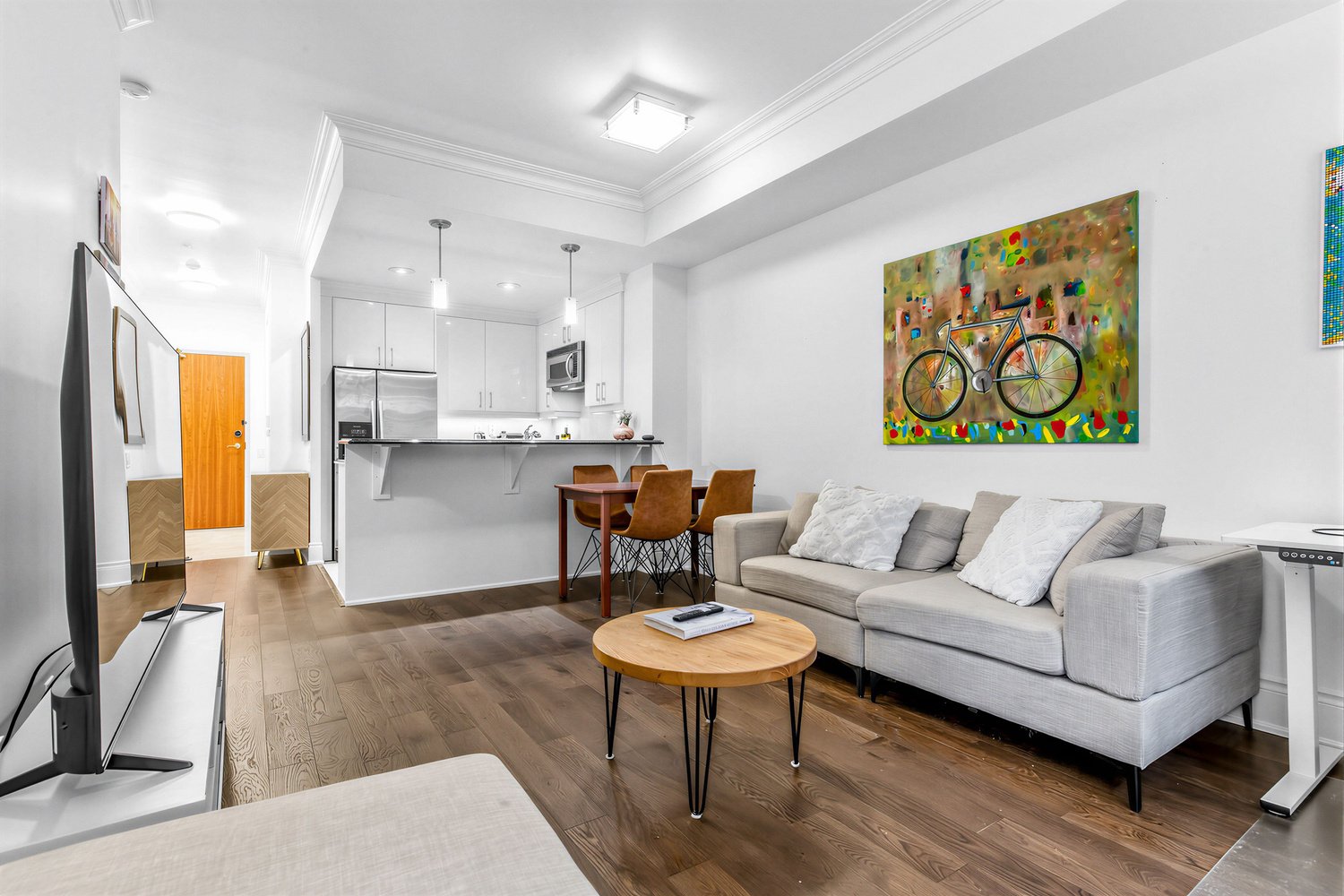 Leased: Beautifully Appointed 1-Bedroom Suite