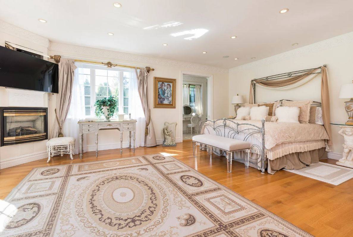 2 HALSEY FARM DR