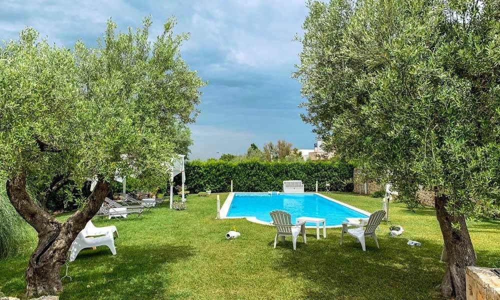 Character Filled Trulli With Pool Near Castellana Grotte