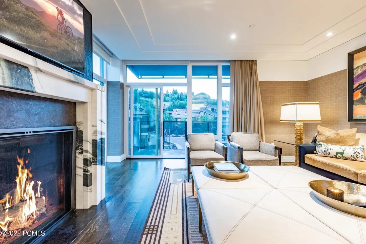 7520 Royal St E #412/413