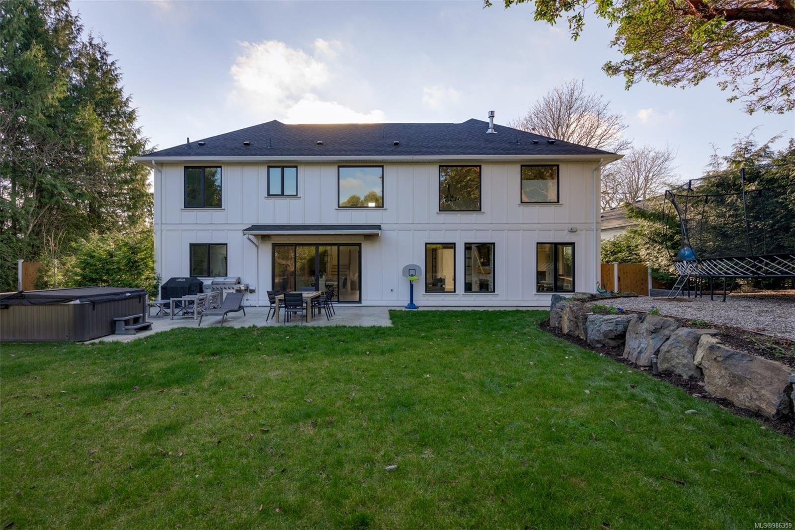 3880 Cadboro Bay Rd