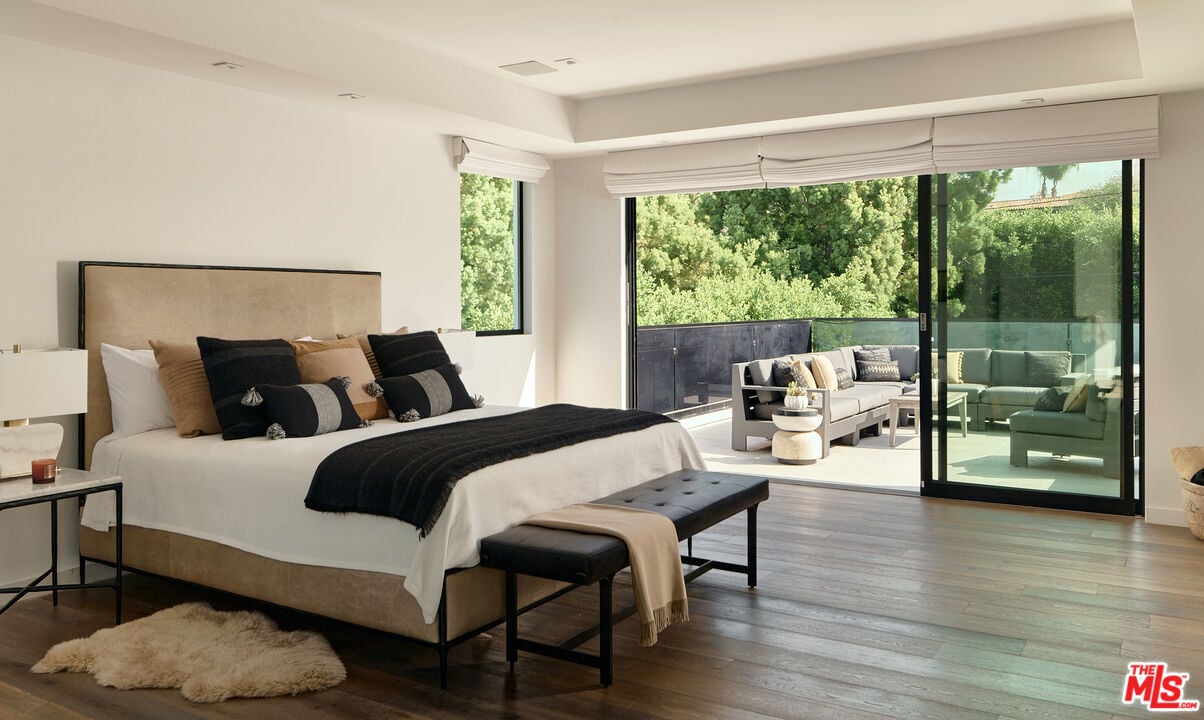 N Bowling Green Way, 90049