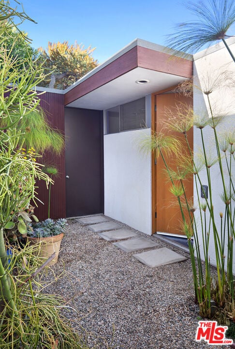 2210 Neutra Pl