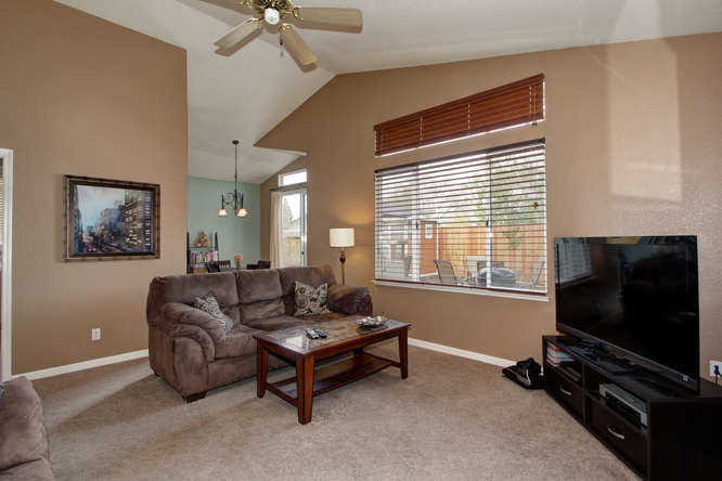 Just Listed! Well Maintained Home in Roseville!