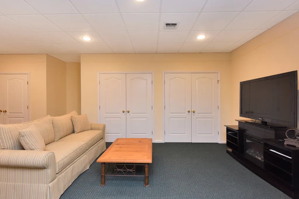 39 Hunting Hollow Ct