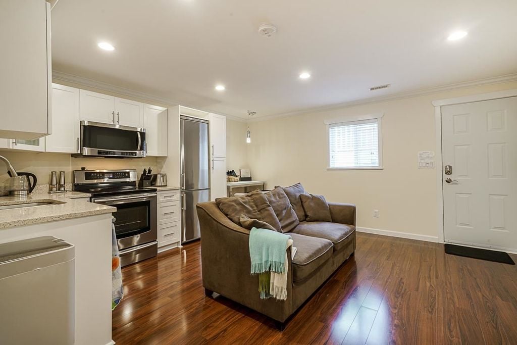 18938 70 Ave