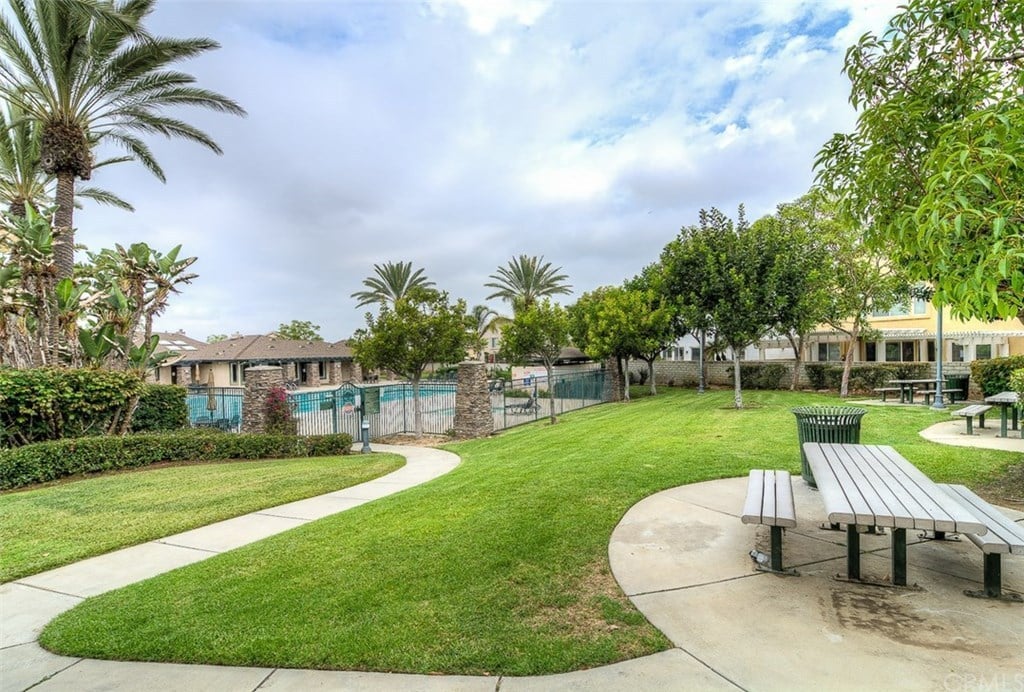 17544 Nutwood Dr