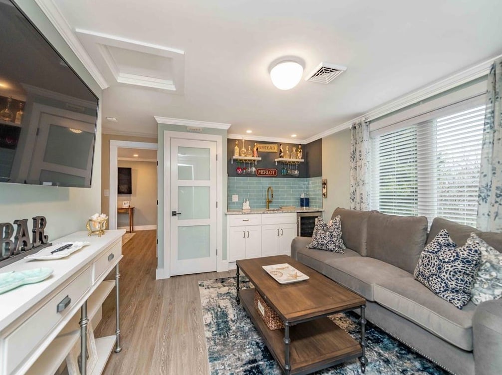 6 Schoolhouse Ln