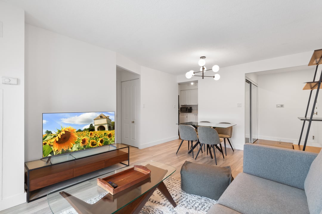 398 Eglinton Avenue E #611