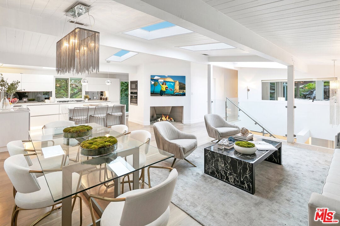 Halo Manor, Braeridge Dr, 90210