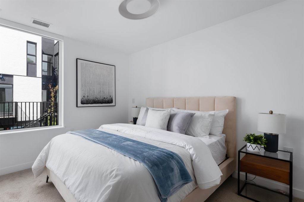 90 W King Edward Ave, #216