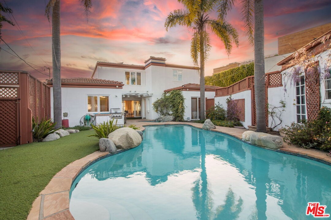 905 Berkeley St, 90403