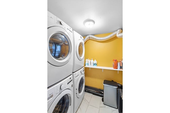 222 W 16th St - Building