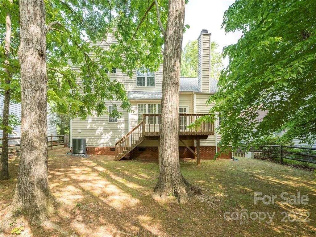2822 Black Walnut Ln