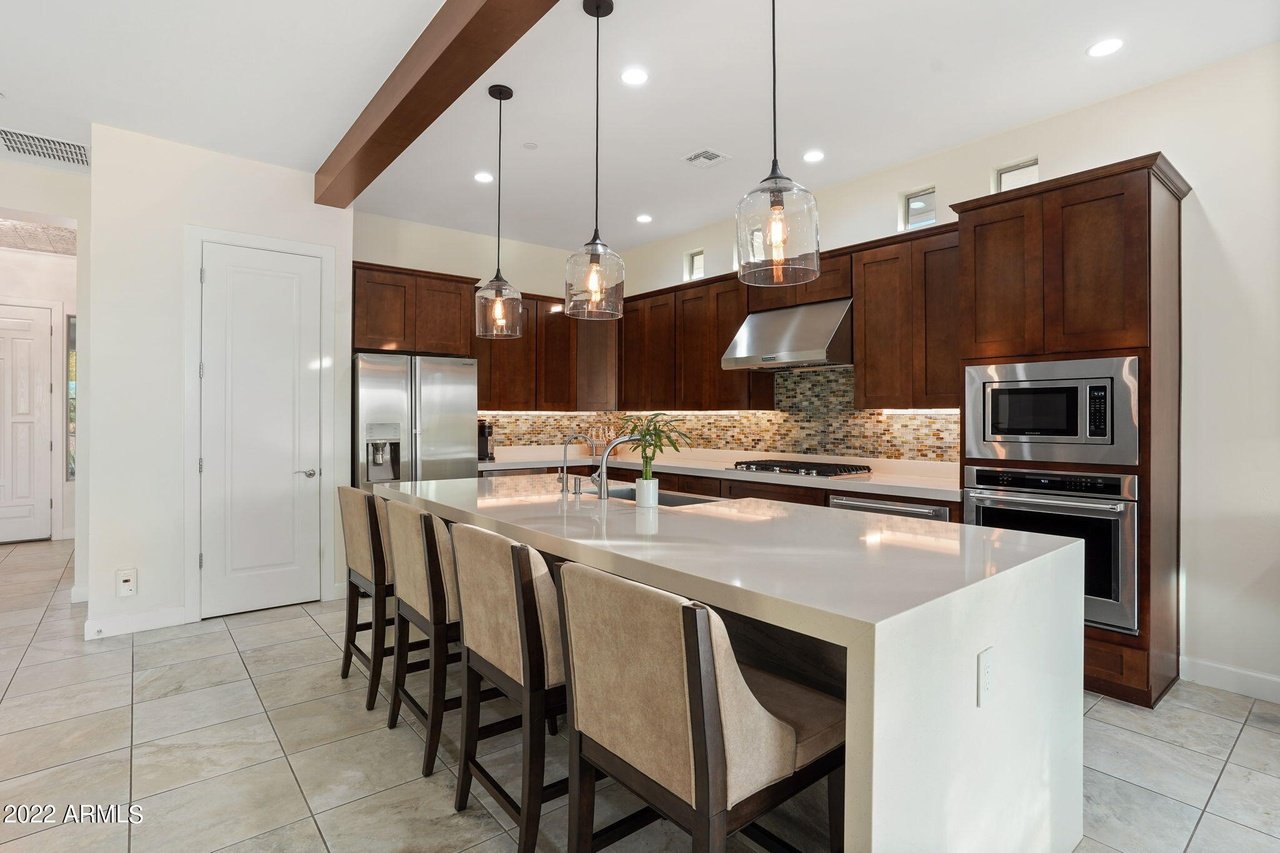 37086 NE Greythorn Cir