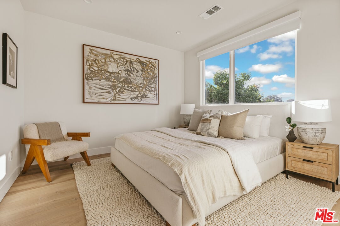 3230 S Barrington Ave