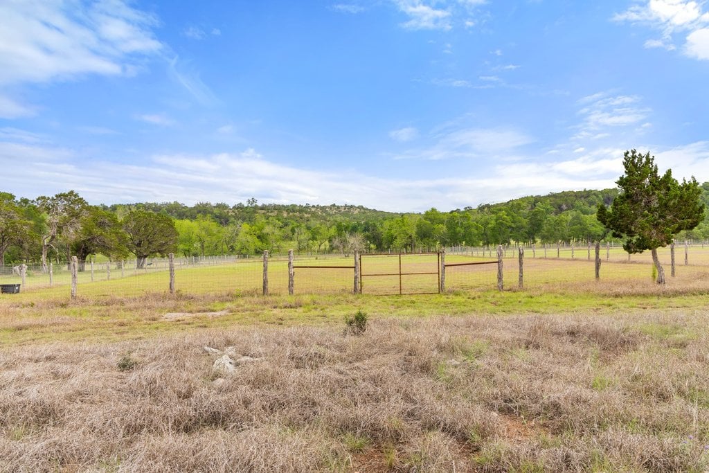 Horseman's Paradise in the heart of Dripping Springs