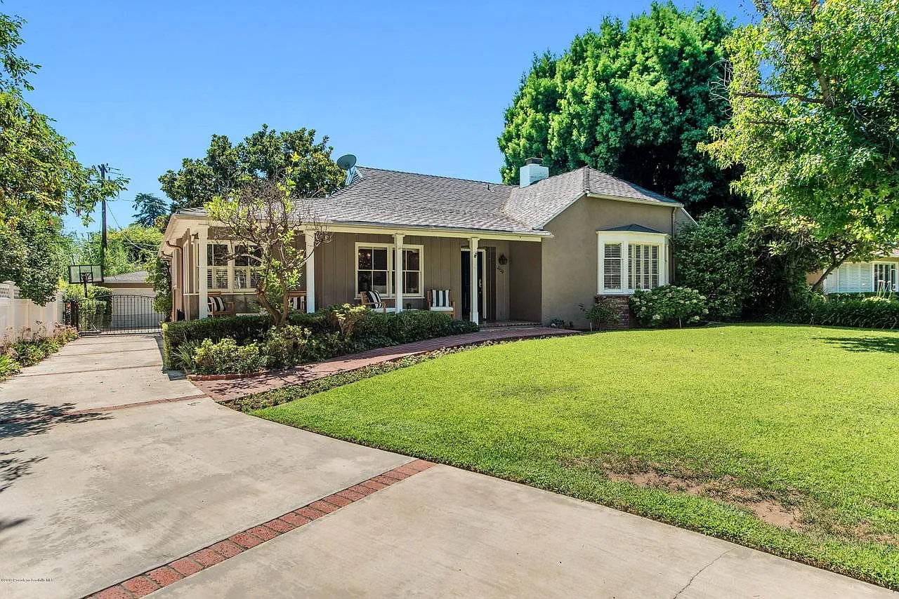 2630 Las Lunas St