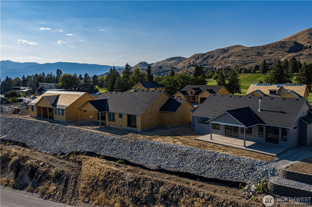 703 W Golf Course Dr