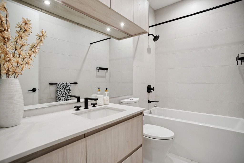 300 Salter St, #106
