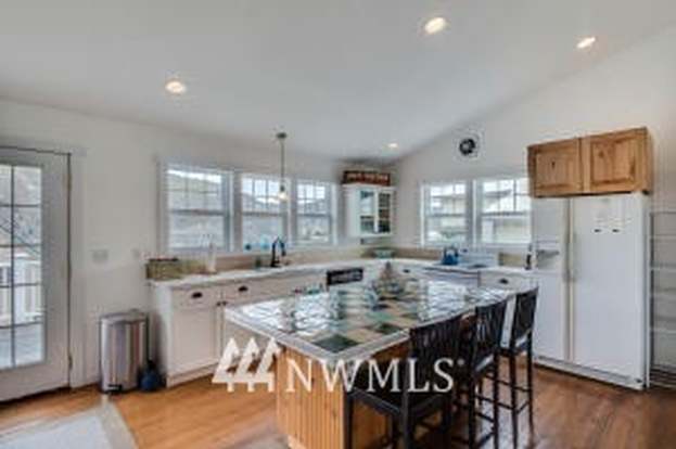 225 W Entiat Dr