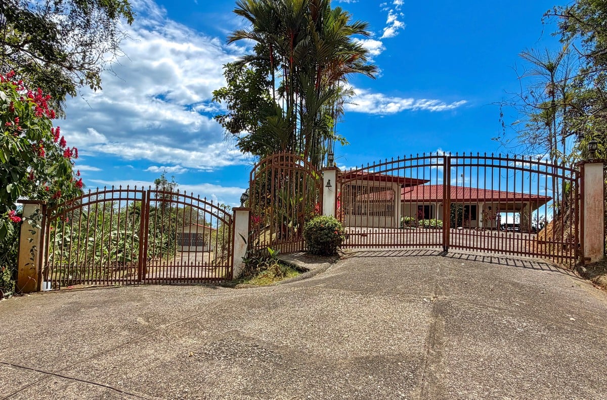 3.64 ACRES – 3 Bedroom Home With Expansive Ocean Views, Multiple Areas to Build, Public Road With Commercial Potential, 10min to the Beach!!