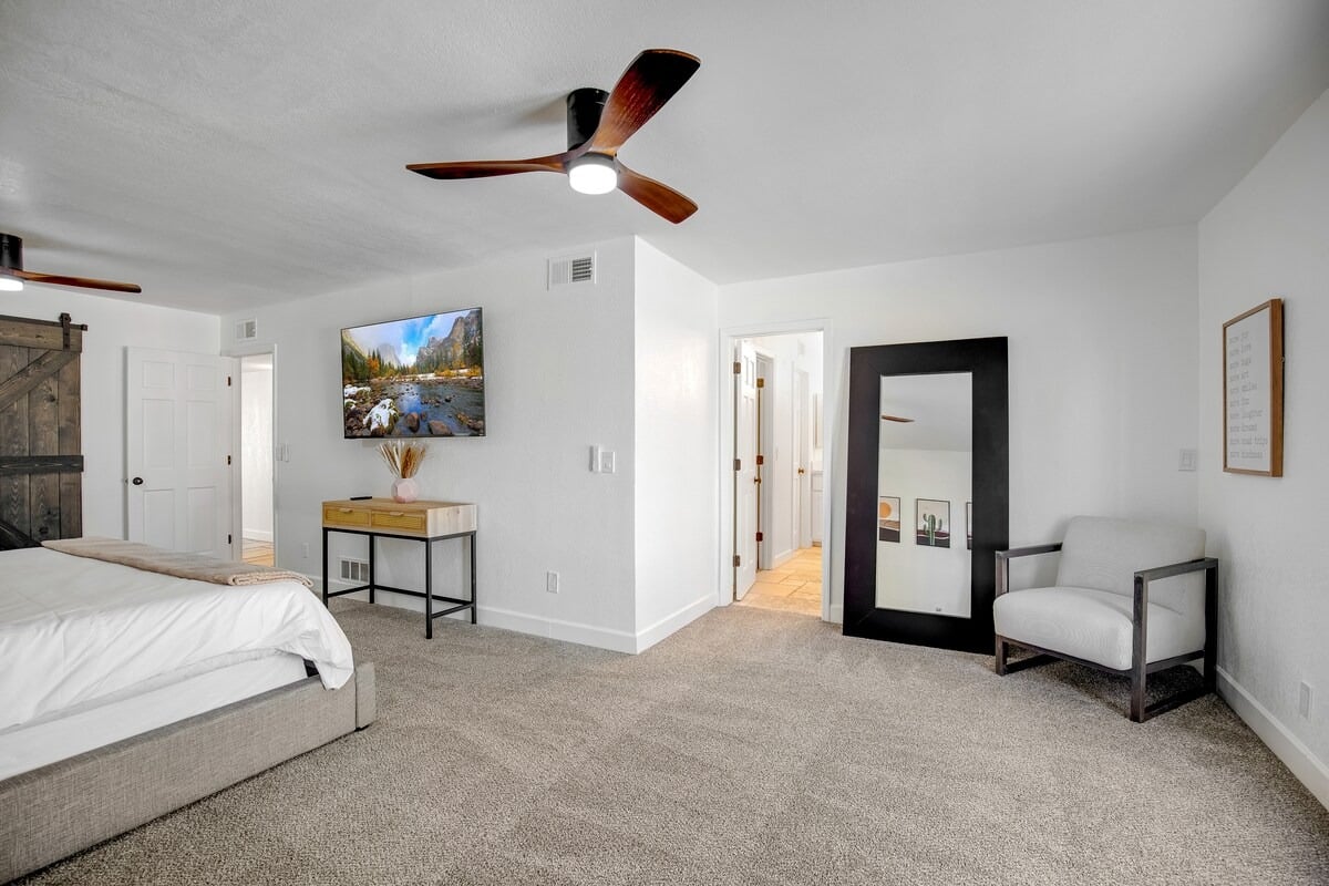 Huge Golf Course Home-Free Heated Pool/Theatre/Gym