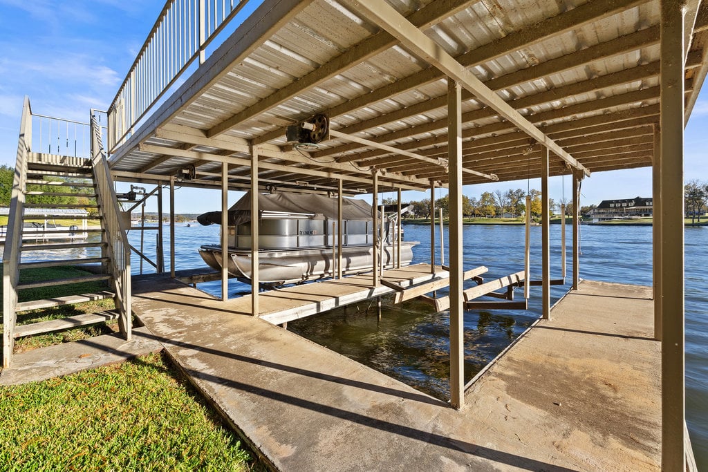 Stunning Waterfront Retreat in the Heart of Kingsland