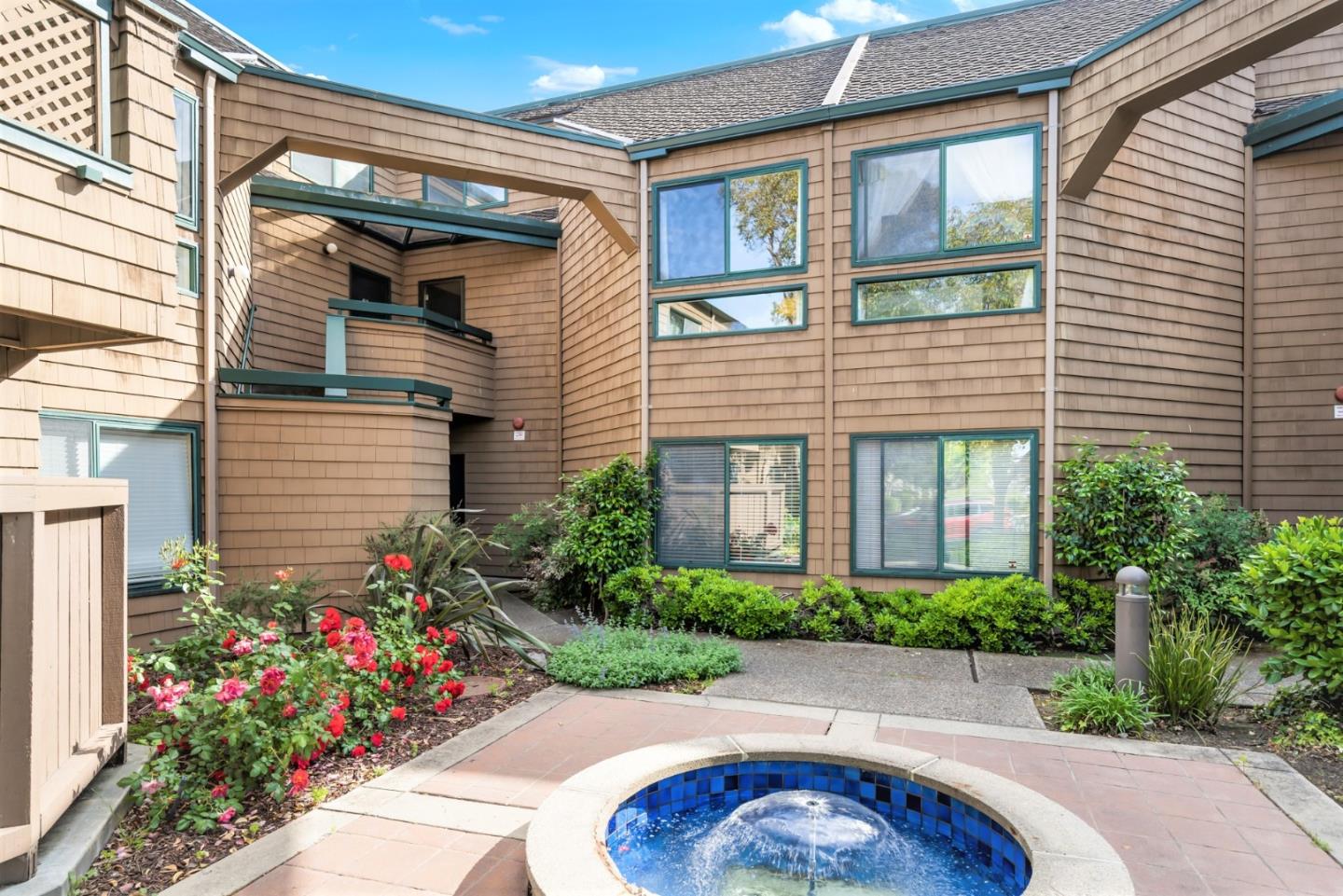 60 Cove Ln
