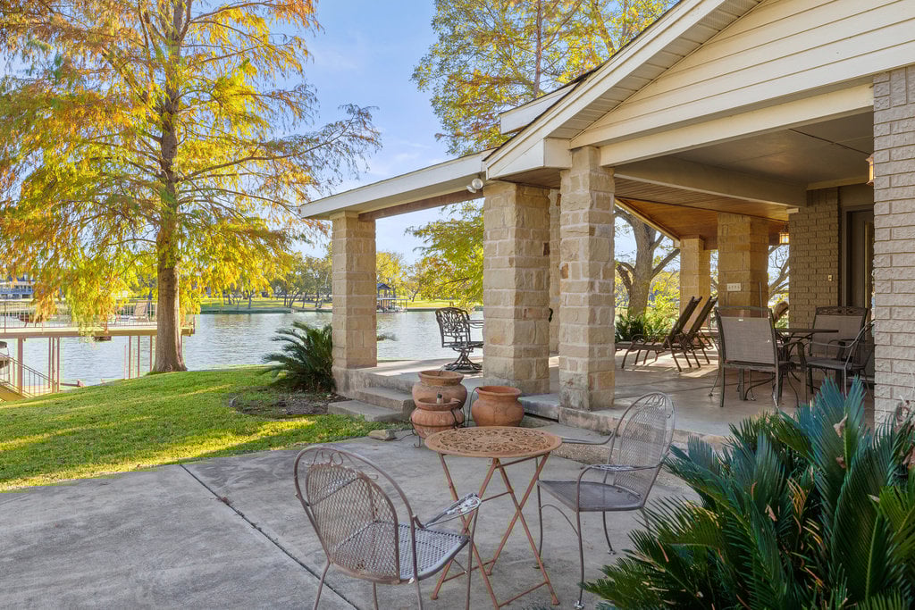 Stunning Waterfront Retreat in the Heart of Kingsland