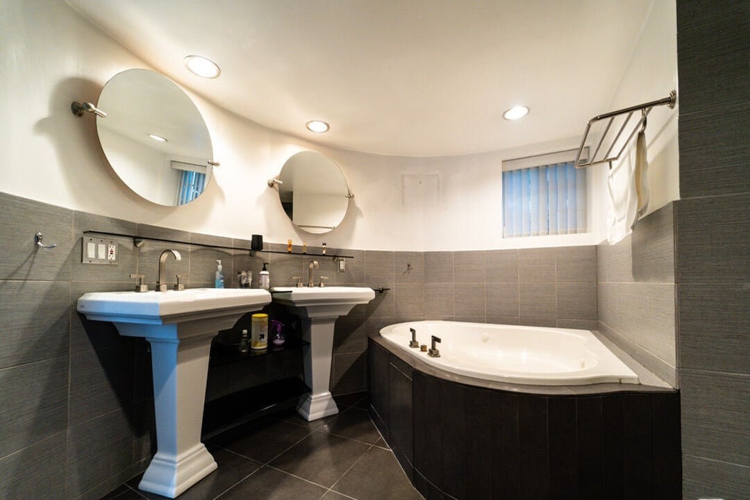 Evercrest Pavilion, Mulholland Dr, 90046