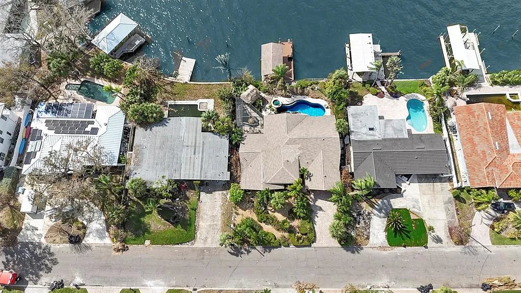 118 Windward Is
