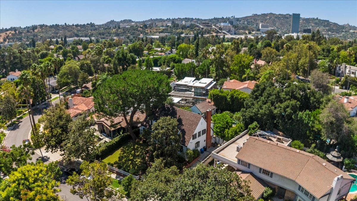 Toluca Lake 5  + 4 Traditional witih Pool & Guest House