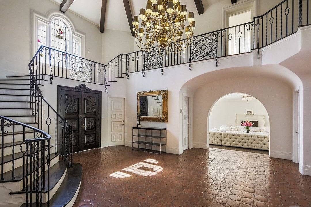 Benedict Canyon Dr, 90210