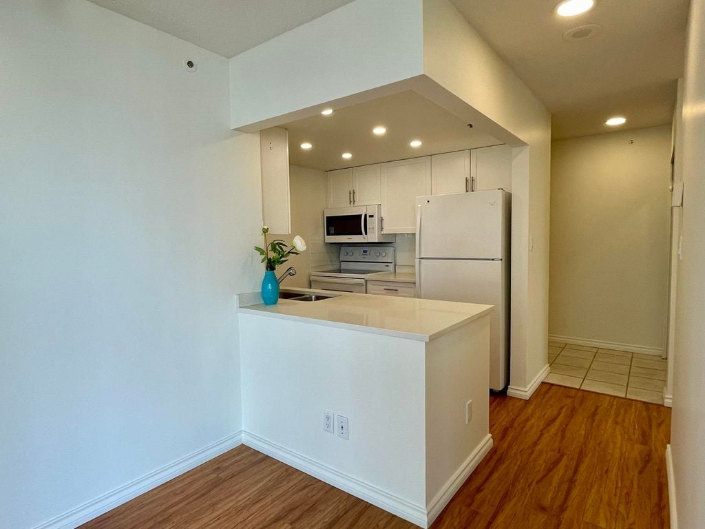 828 Agnes St, #605