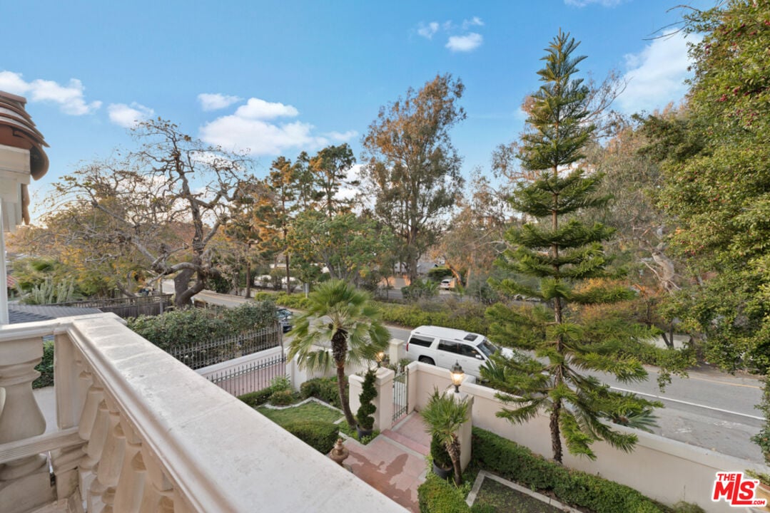 338 Entrada Dr