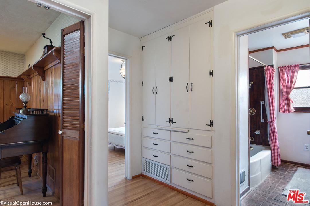Charming 2 Bedroom Cottage in Studio City