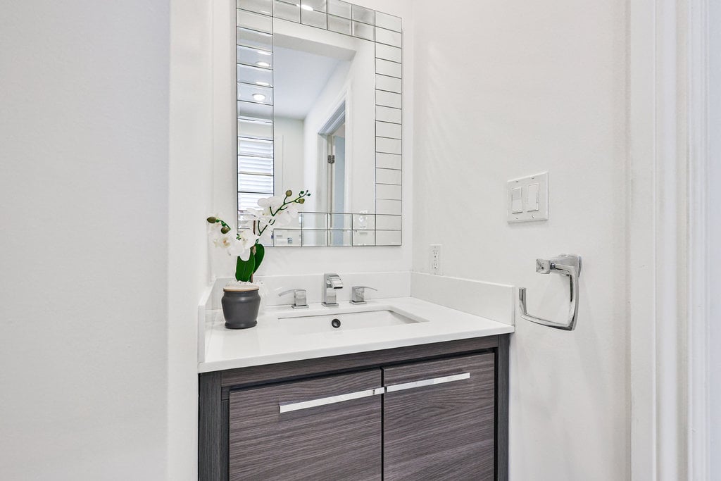 2500 Poplar Cres