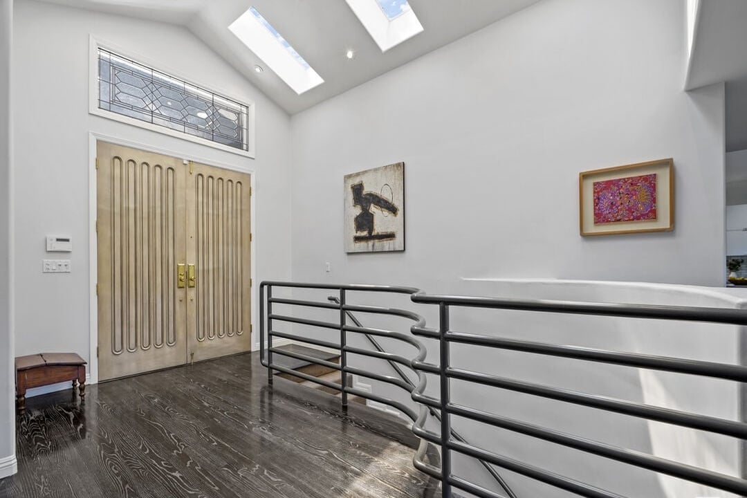 Solaris Manor, N Knoll Dr, 90068