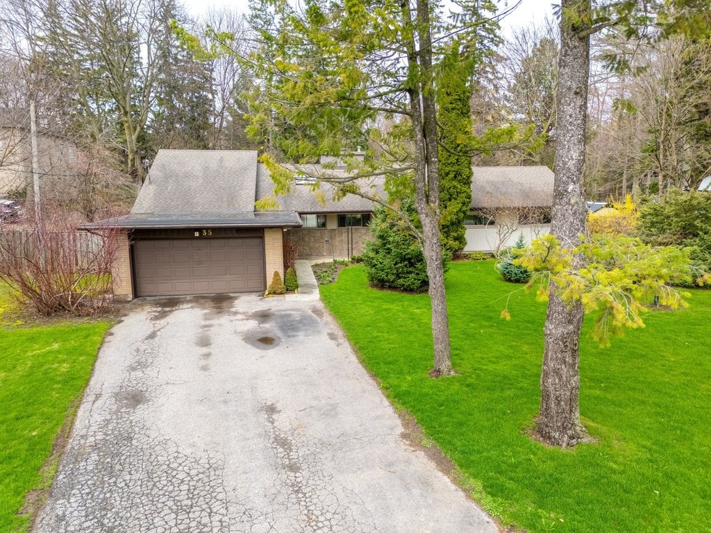 35 Hollyrood Heights Dr