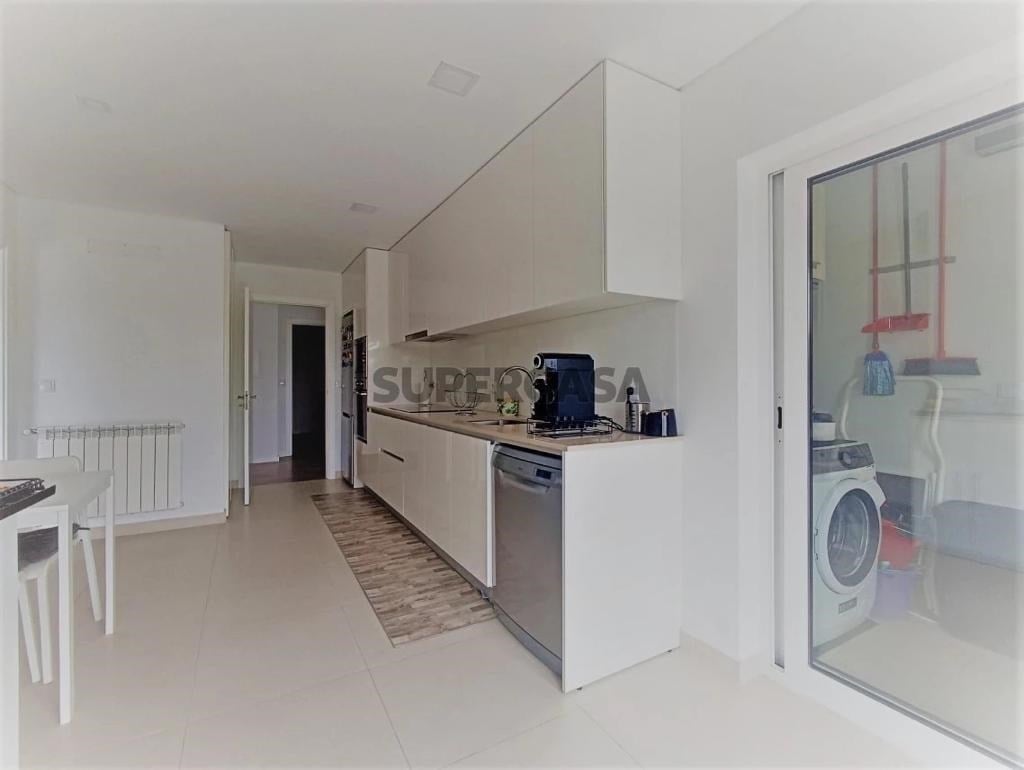 Modern 2-Bed, 2-Bath Apartment in Central Marinha Grande – Near Nazaré