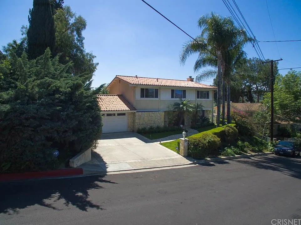 23516 Aetna St