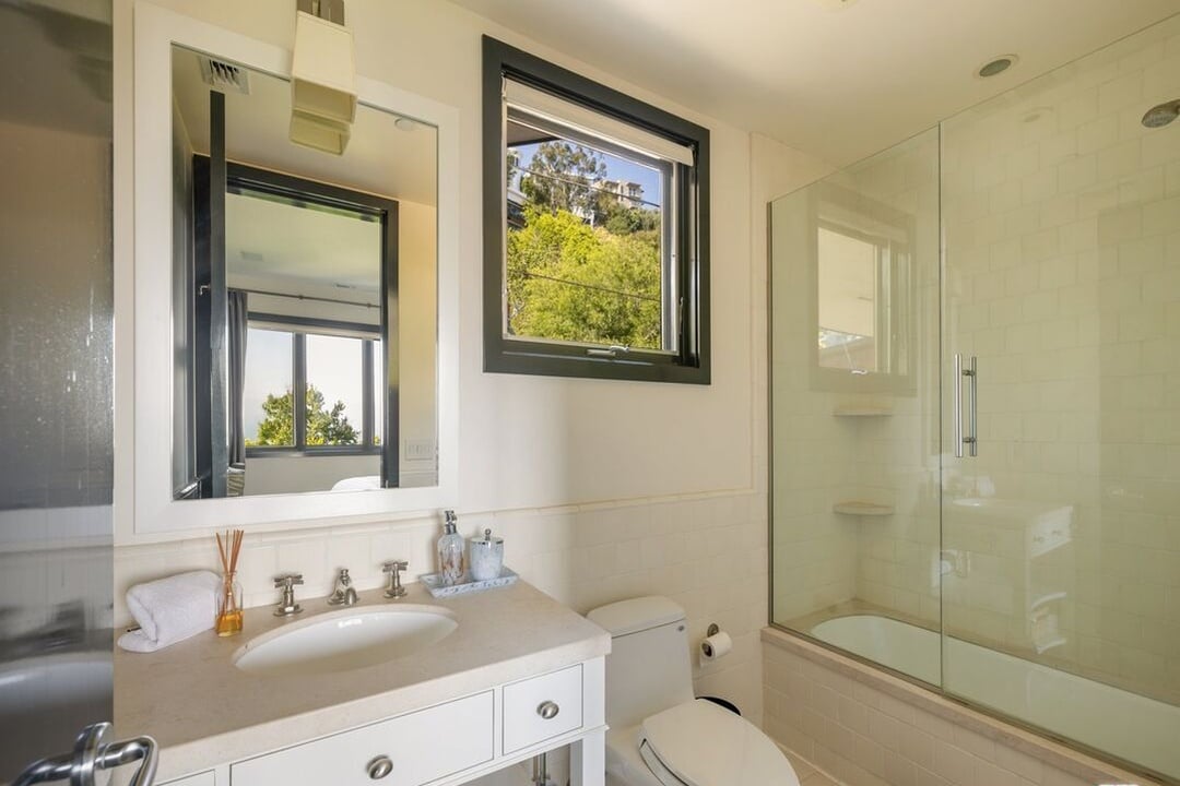 Aria Manor, Sunset Plaza Dr, 90069