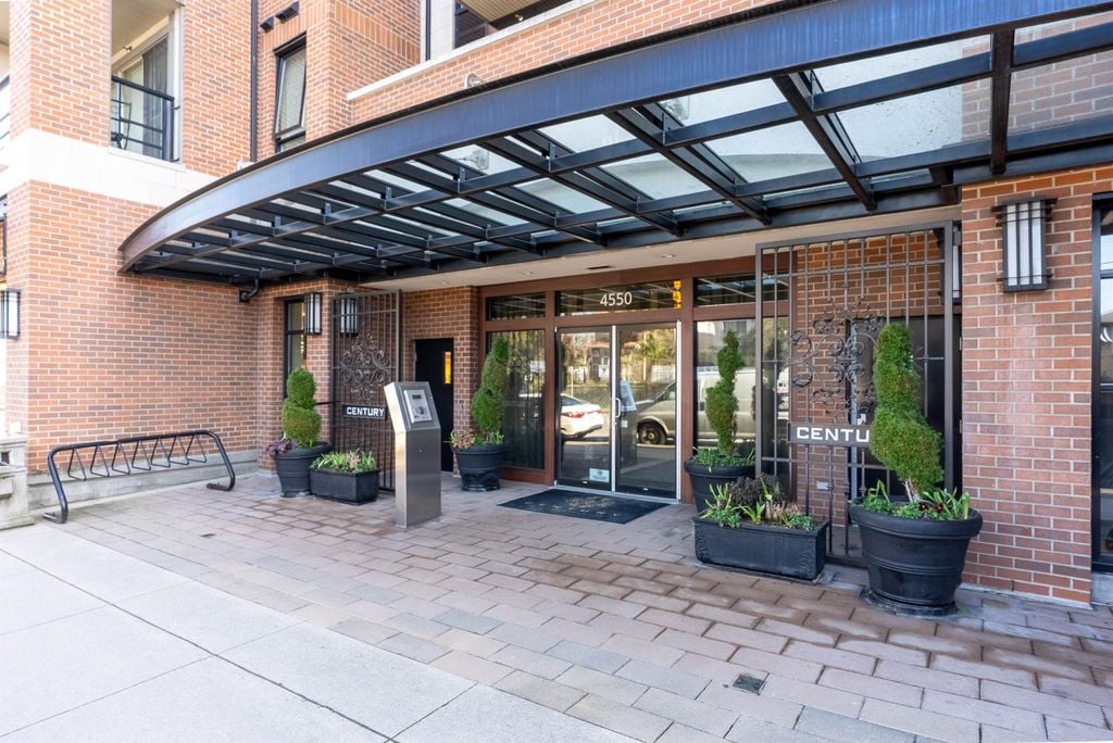4550 Fraser St, #206